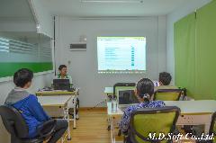 วิทยากรแนะนำตัวและแนะนำให้รู้จักกับบริษัท