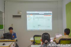 วิทยากรอธืบายถึงระบบจัดการหลังร้าน สำหรับผู้ดูแลระบบ