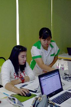 ทีมวิทยากรดูแลให้คำแนะนำกับผู้เข้าร่วมอย่างใกล้ชิด 